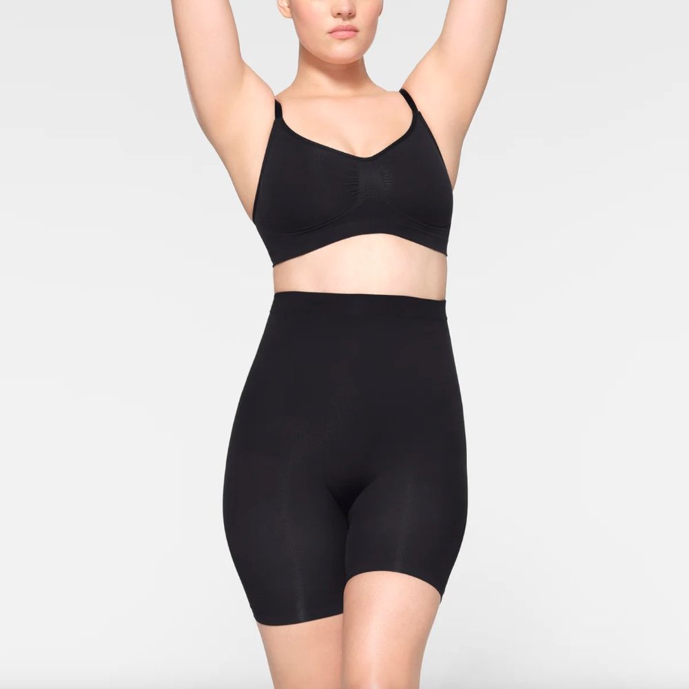 SKIMS Seamless Sculpt Mid-Thigh Short in Onyx (Size S/M)